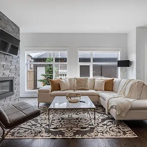 Contemporary Luxury 4 Bedroom House Near Downtown Calgary